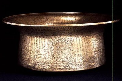 Cuenco decorado con patrones geométricos, animales y escritura, hecho para Hugo IV de Lusignan, Rey de Chipre (reinó 1324-59), egipcio o sirio de Islamic School
